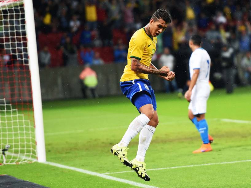 O atacante Roberto Firmino da seleção brasileira comemora gol no amistoso contra Honduras
