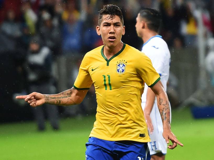 O atacante Roberto Firmino da seleção brasileira comemora gol no amistoso contra Honduras