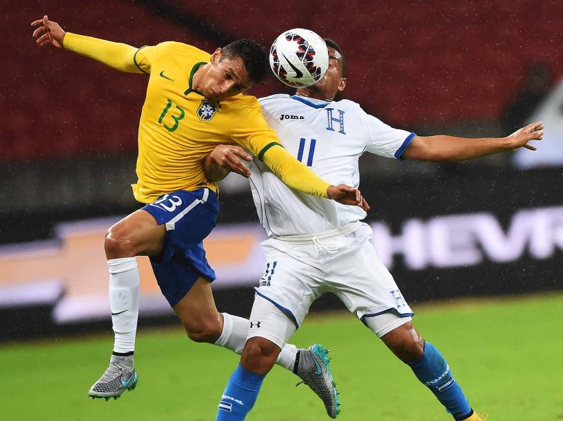 O zagueiro Marquinhos da seleção brasileira divide pelo alto com o meia hondurenho Carlos Will Mejía
