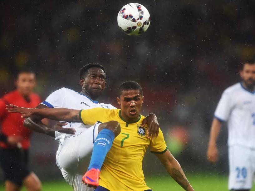 O atacante Douglas Costa da seleção brasileira divide jogada na partida contra Honduras