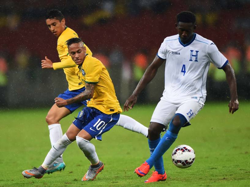 Neymar tenta recuperar a bola do zagueiro Johnny Palacios de Honduras