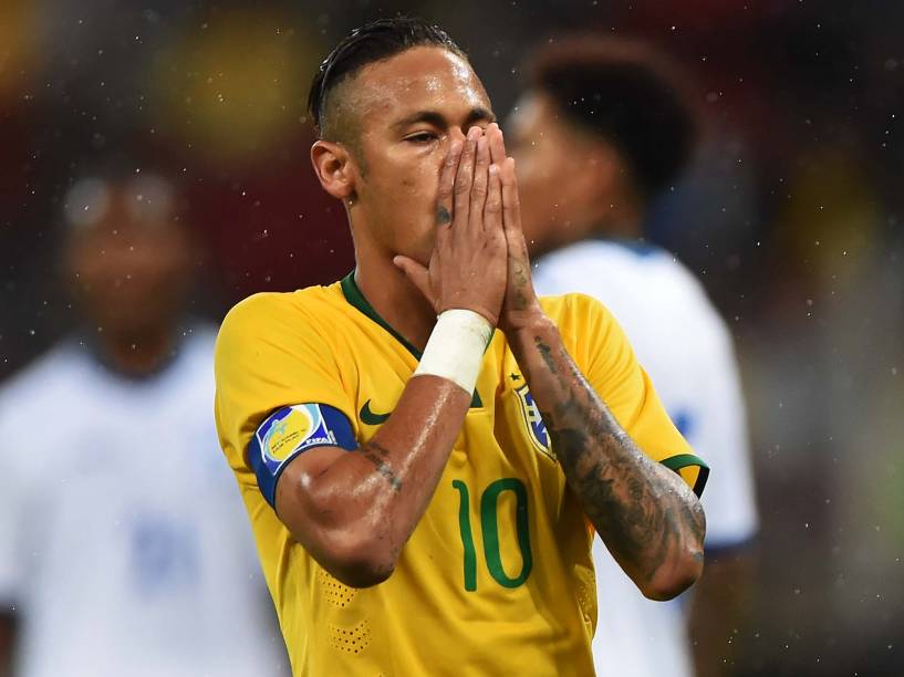 Neymar lamenta chance perdida durante amistoso contra Honduras no Beira Rio