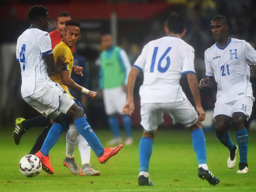 Neymar tenta passar pela marcação dos jogadores de Honduras