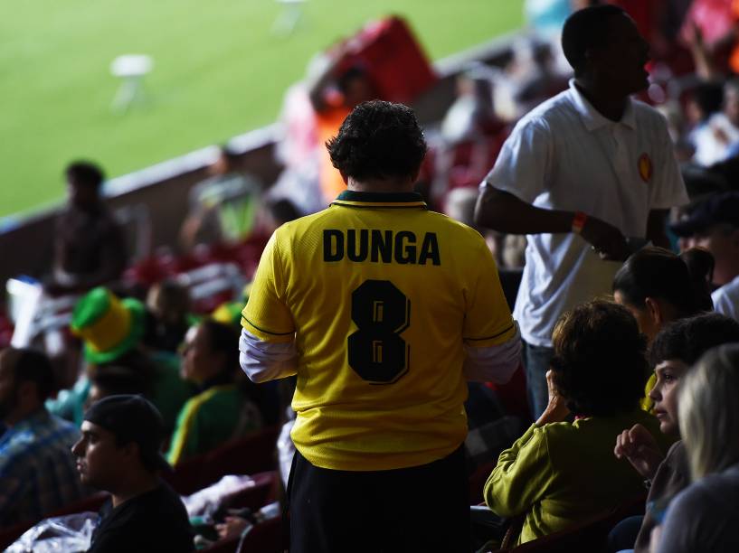 Torcedor com a camisa do técnico e ex-jogador da seleção brasileira Dunga, antes do amistoso contra Honduras no Beira Rio
