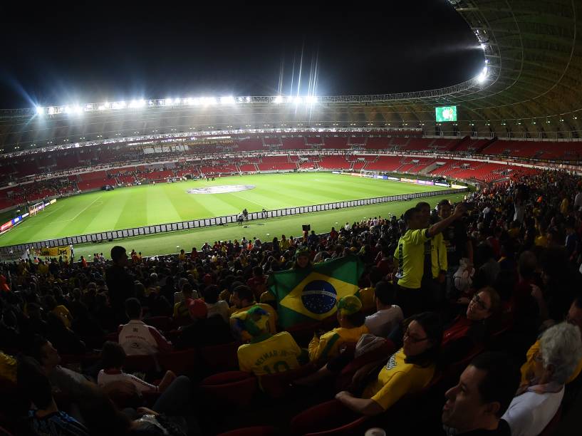 Torcedores aguardam o início da partida entre Brasil e Honduras