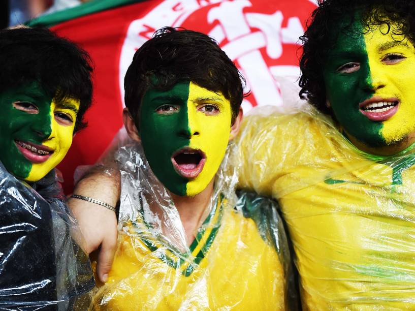 Torcedores fazem a festa nas arquibancadas do Beira Rio durante o amistoso entre Brasil e Honduras