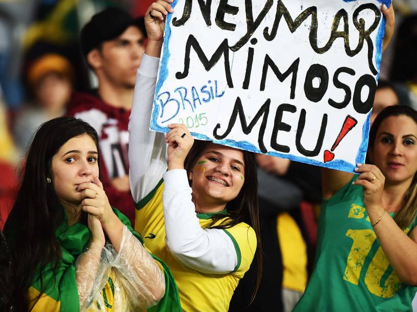 Fãs de Neymar exibem cartaz durante amistoso entre Brasil e Honduras no Beira Rio