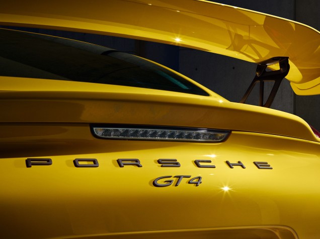 Porsche Cayman GT4: motor seis cilindros, aceleração de 0 a 100 km/h em 4,4 segundos e velocidade máxima de 295 km/h