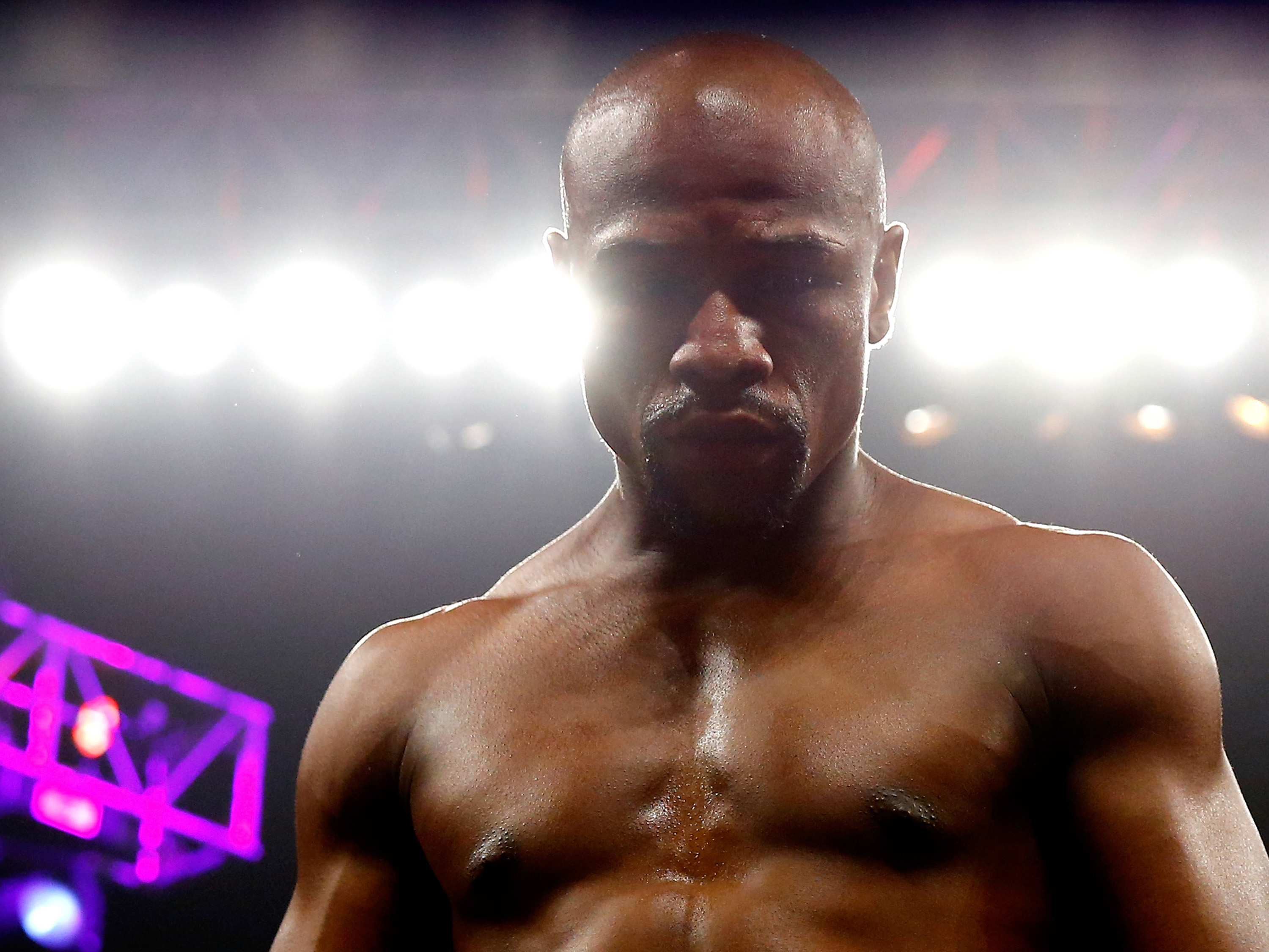 Com a vitória, o pugilista americano Floyd Mayweather Jr., conquista a unificação dos títulos da categoria meio médio e segue invicto em sua carreira