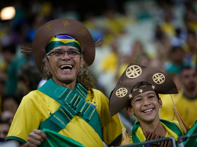 Torcedores com fantasias de cangaceiros posam para a foto antes do início da partida entre Brasil e Venezuela na Arena Castelao, em Fortaleza