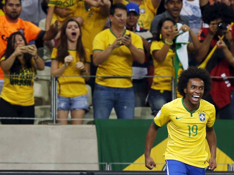 O meia Willian do Brasil comemora o gol que abriu o placar na partida contra a Venezuela no Castelão em Fortaleza