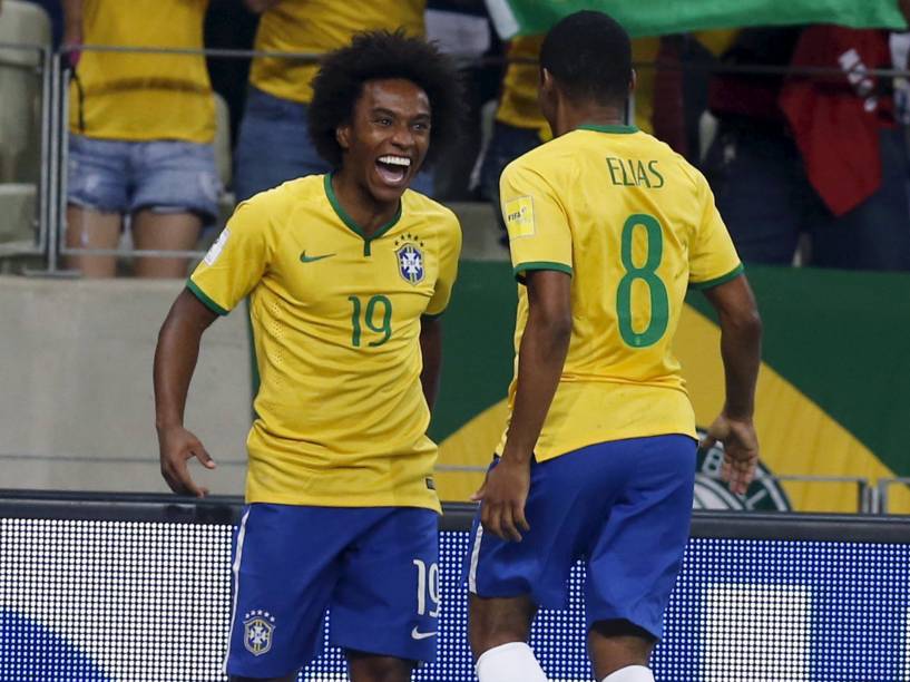 O meia Willian do Brasil comemora com o volante Elias o gol que abriu o placar na partida contra a Venezuela no Castelão em Fortaleza
