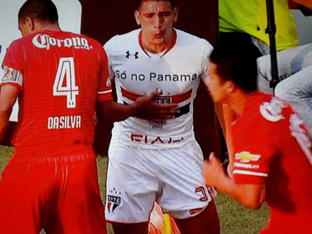 Centurión cospe em adversário no México