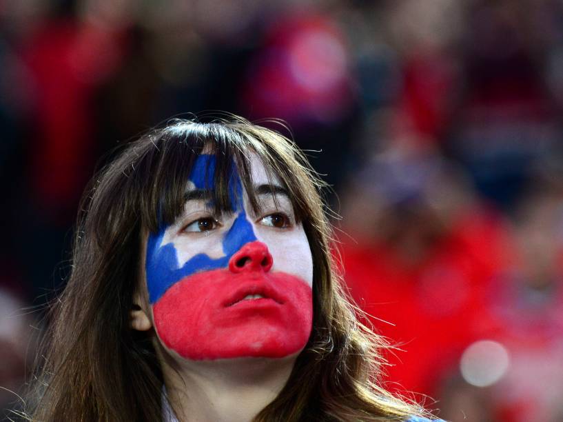Torcedora chilena antes da partida entre Chile e Brasil pelas eliminatórias da Copa, no Estádio Nacional de Santiago