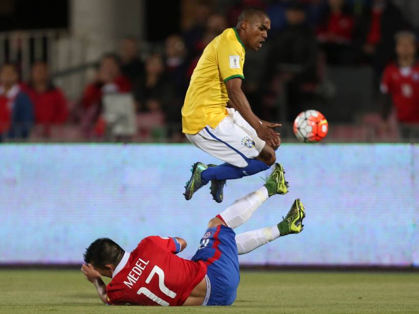 Douglas Costa do Brasil disputa a bola com o jogador Gary Medel do Chile
