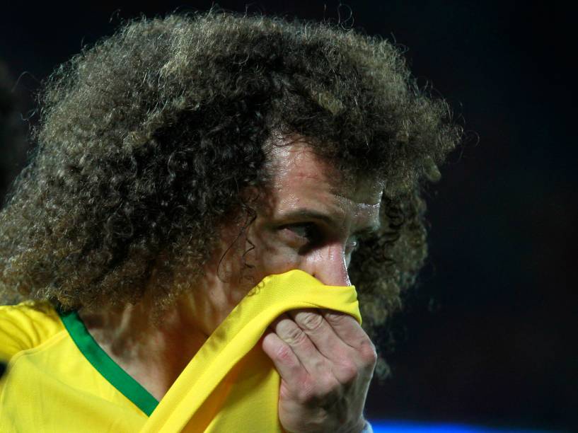 O zagueiro David Luiz do Brasil durante a partida contra o Chile em Santiago