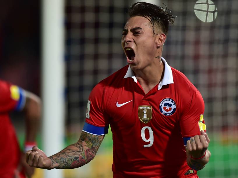 O atacante chileno Eduardo Vargas comemora gol na partida contra o Brasil no Estádio Nacional em Santiago