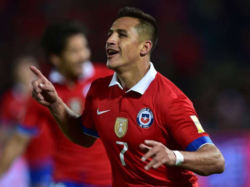 O atacante chileno Alexis Sánchez comemora o segundo gol na vitória sobre o Brasil em Santiago