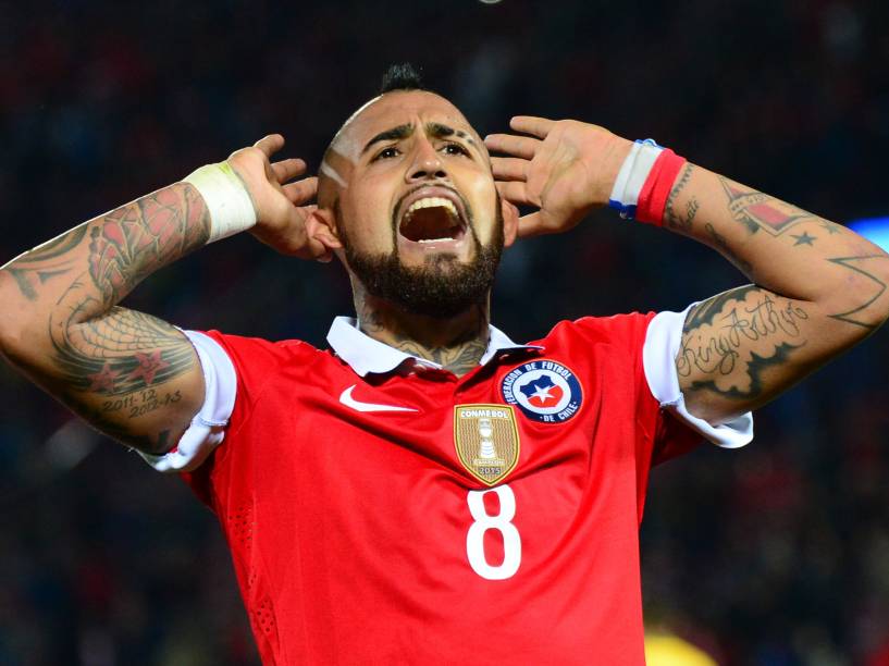 O volante Arturo Vidal do Chile chama a torcida na vitória sobre o Brasil em Santiago