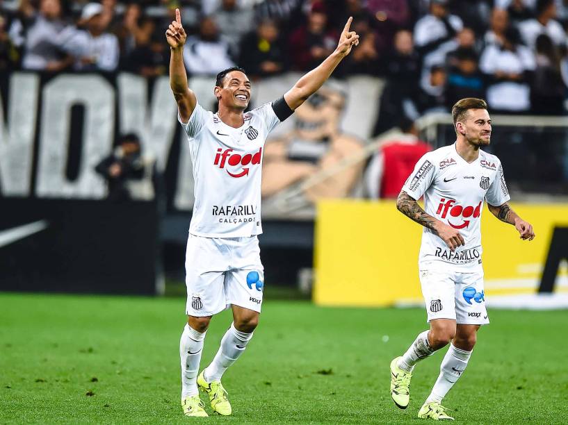 O jogador Ricardo Oliveira comemora gol do Santos durante a partida entre Corinthians SP e Santos SP válida pela Copa do Brasil 2015 no Estádio Arena Corinthians em São Paulo (SP), nesta quarta-feira (26)