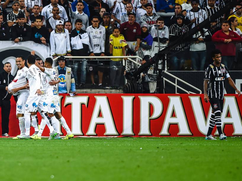 Jogadores do Santos comemoram gol de Ricardo Oliveira na vitória sobre o Corinthians, em partida válida pela Copa do Brasil 2015