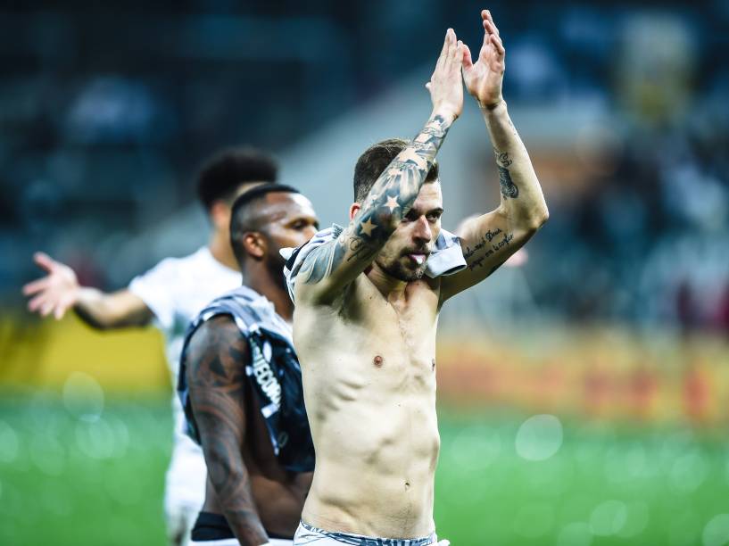 Jogadores do Santos comemoram a classificação após vitória sobre o Corinthians