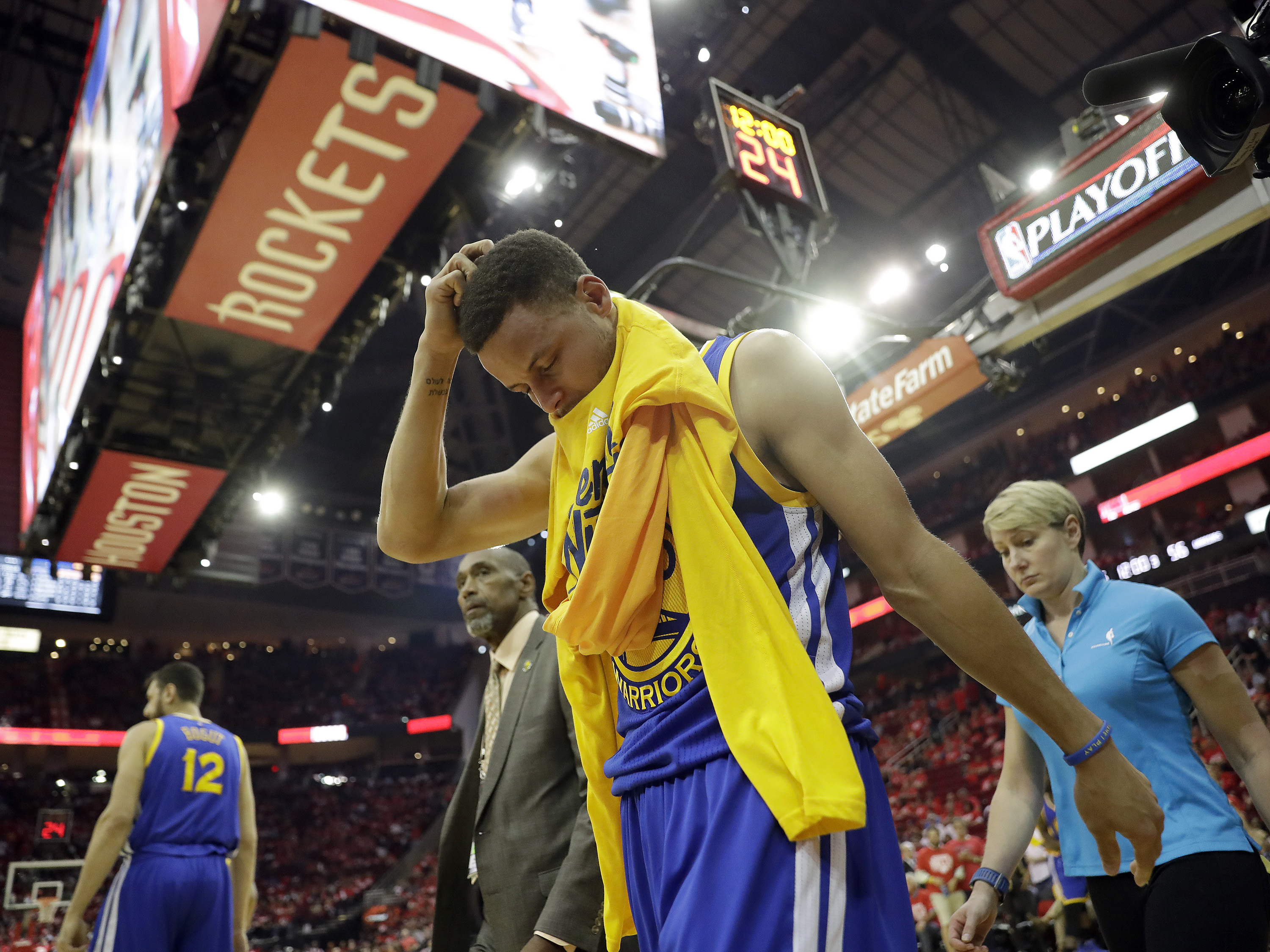 Stephen Curry deixa partida contra os Rockets