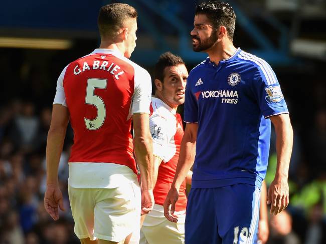 O atacante Diego Costa do Chelsea se envolve confusão com Gabriel Paulista do Arsenal durante partida do Campeonato Inglês