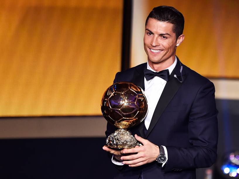Cristiano Ronaldo conquista pela terceira vez a Bola de Ouro da Fifa, durante cerimônia em Zurique, na Suíça