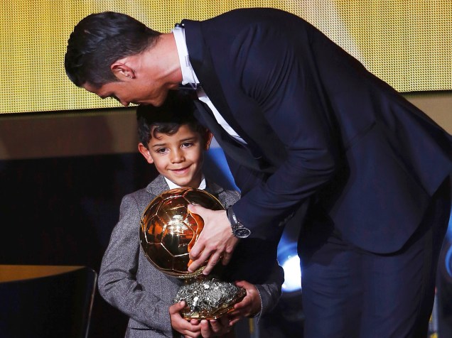 O craque do Real Madrid e da seleção portuguesa entrega a Bola de Ouro da Fifa para seu filho Cristiano Ronaldo Júnior durante premiação em Zurique