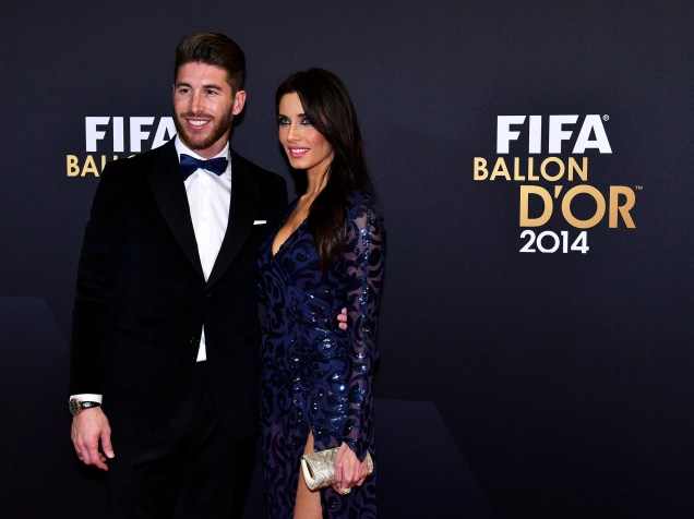 Jogador da seleção espanhola e do Real Madrid, Sergio Ramos, com a namorada jornalista Pilar Rubio durante o tapete vermelho da Bola de Ouro da FIFA 2015