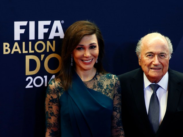 Presidente da FIFA, Joseph Blatter, e sua mulher, Linda Barras, durante o tapete vermelho da Bola de Ouro FIFA 2015