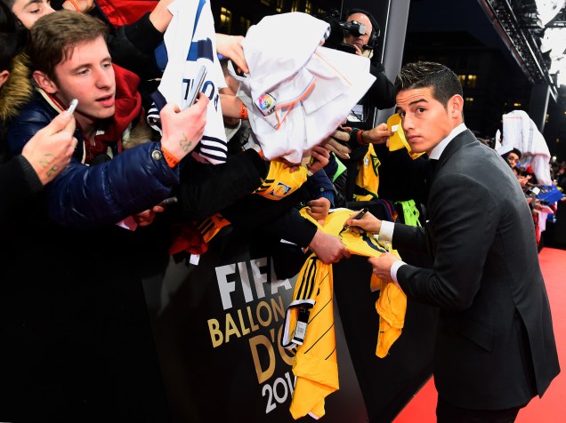 Colombiano James Rodriguez atografa pertences de fãs durante o tapete vermelho da Bola de Ouro FIFA 2015