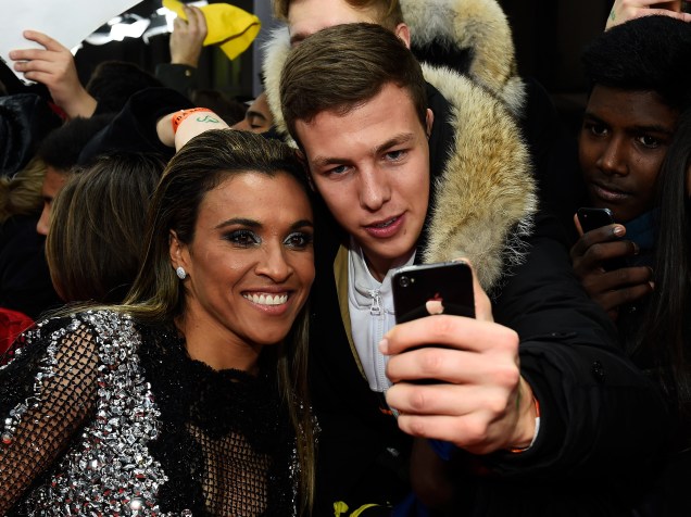 Fãs tiram foto com a brasileira Marta durante tapete vermelho da Bola de Ouro FIFA 2015