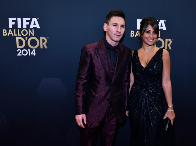 Nomeado ao prêmio de melhor jogador de 2014, Lionel Messi, e sua mulher, Antonella Roccuzzo, durante o tapete vermelho da Bola de Ouro FIFA 2015