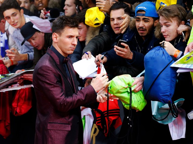 O argentino Lionel Messi atende os fãs no tapete vermelho da Bola de Ouro FIFA 2015