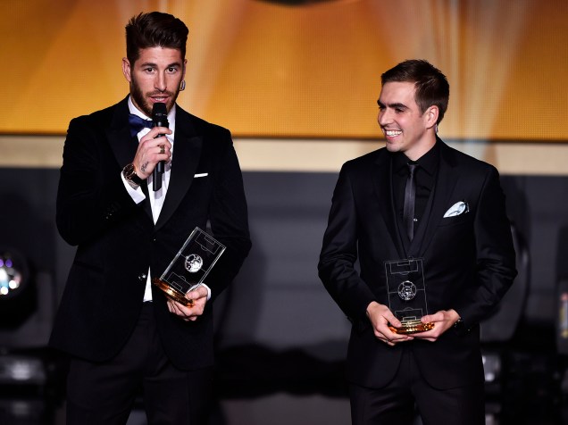 Philipp Lahm e Sergio Ramos recebem prêmio durante Bola de Ouro FIFA 2015, em Zurique
