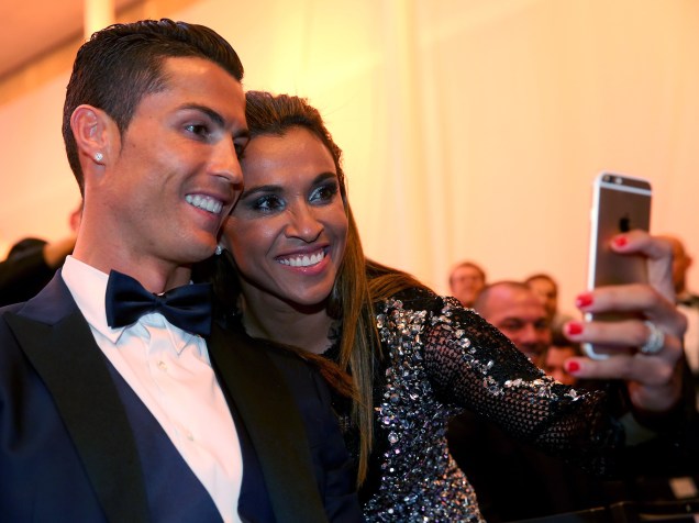 Marta e Cristiano Ronaldo tiram selfie momentos antes de iniciar a cerimônia da Bola de Ouro FIFA 2015, em Zurique