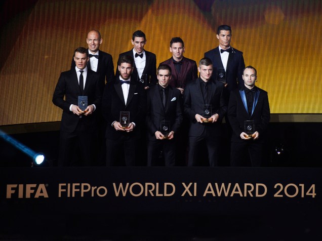 Arjen Robben, Angel Di Maria, Lionel Messi, Cristiano Ronaldo, Manuel Neuer, Sergio Ramos, Philipp Lahm, Toni Kroos e Andreas Iniesta ganham o prêmio FIFPro World XI Award 2014 durante a Bola de Ouro FIFA 2015, em Zurique