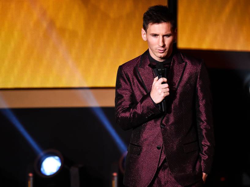 Lionel Messi discursa no palco durante a cerimônia do Bola de Ouro FIFA 2015, em Zurique