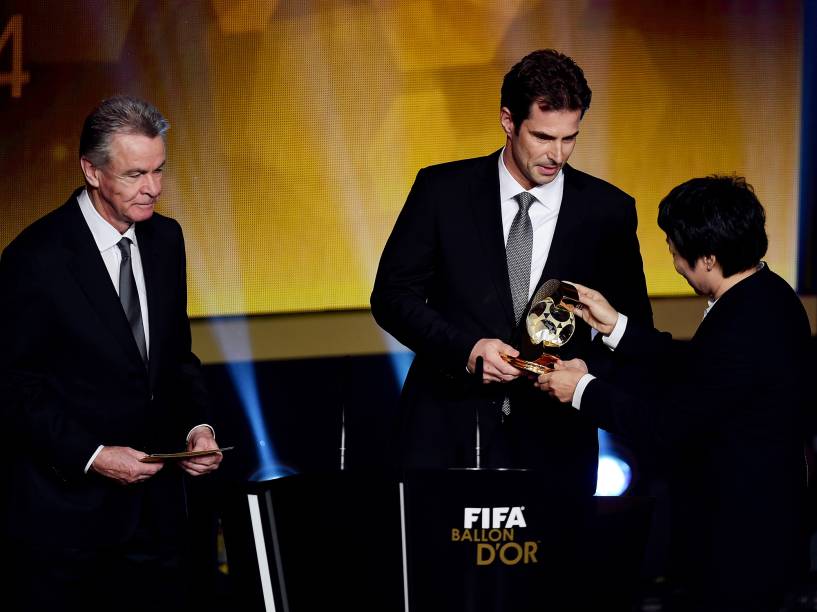 Ralf Kellermann, técnico da seleção feminina alemã, ganha prêmio de melhor técnico de times femininos durante o Bola de Ouro FIFA 2015