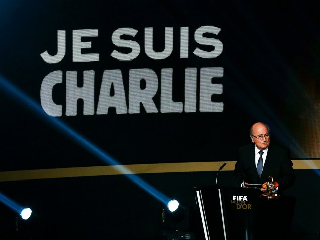 Projeção na tela da cerimônia do Bola de Ouro FIFA 2015 mostra apoio ao jornal satírico Charlie Hebdo, atacado em Paris na última semana