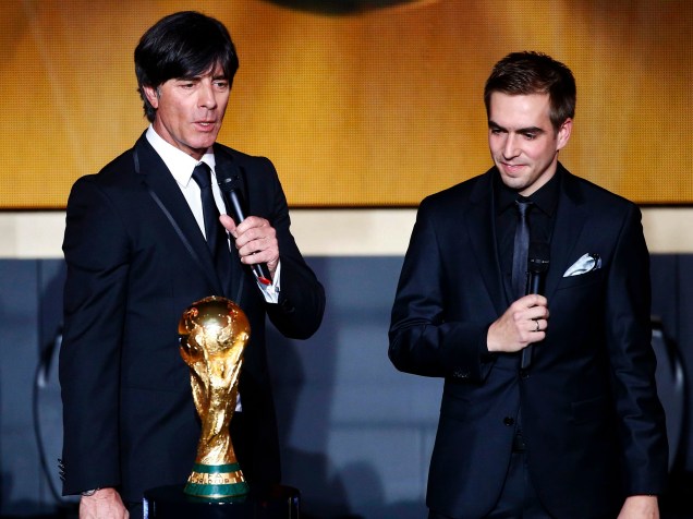 Ao lado do jogador Philipp Lahm, o treinador da seleção alemã, Joachim Loew, recebe o prêmio de melhor técnico de seleção masculina durante o evento do Bola de Ouro FIFA 2015 em Zurique
