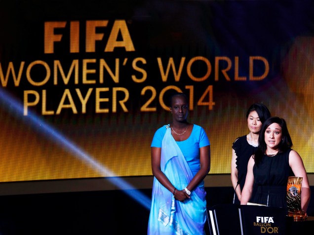 A alemã Nadine Kessler discursa após receber o prêmio de melhor jogadora de 2014 durante a cerimônia do Bola de Ouro FIFA 2015 em Zurique