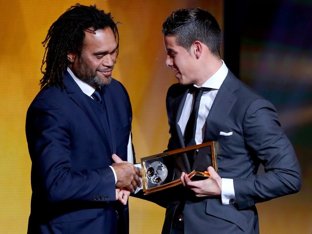 Colombiano James Rodriguez ganha prêmio por gol mais bonito, feito durante a Copa do Mundo no Brasil em 2014, na cerimônia do Bola de Ouro FIFA 2015 em Zurique