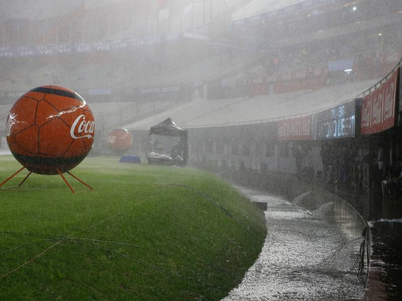 Chuva forte cai sobre o gramado do estádio Monumental de Nuñez antes da partida entre Brasil e Argentina pelas eliminatórias da Copa 2018, em Buenos Aires - 12/11/2015