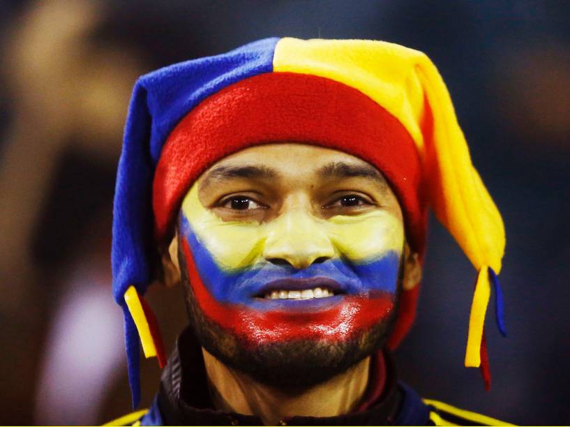 Torcedor colombiano nas arquibancadas do Estádio Monumental David Arellano em Santiago, no Chile