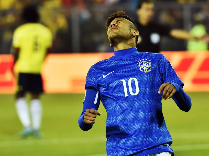 Neymar lamenta chance perdida durante partida contra a Colômbia em Santiago