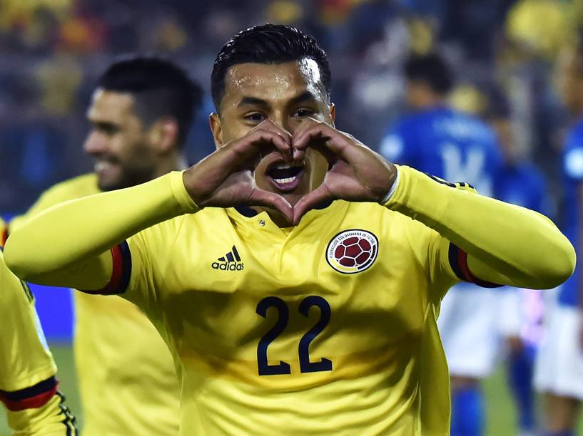 O colombiano Jeison Murillo comemora após marcar o primeiro gol da partida contra o Brasil no Estádio Monumental David Arellano em Santiago
