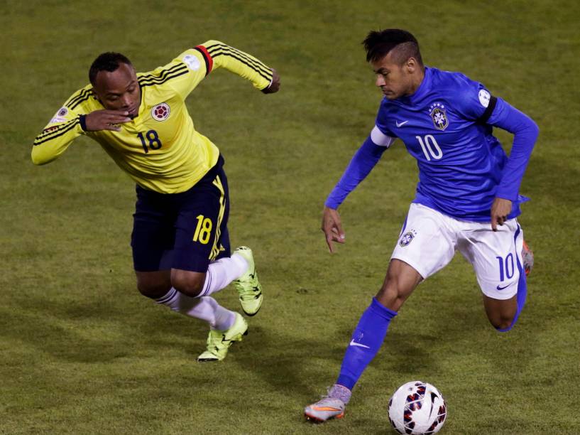 Neymar é marcado de perto pelo colombiano Zuñiga